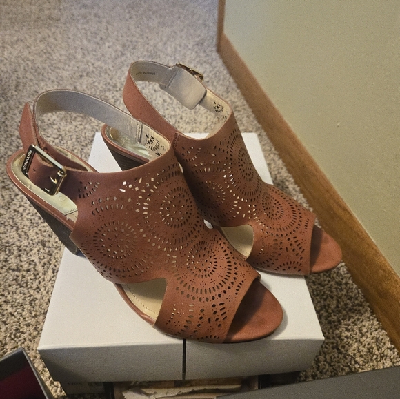 Vince Camuto Brick Cutout Sandals Size 9 - Picture 1 of 7